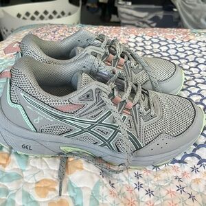 ASIC gel running shoes sz7wide , good condition lots of life- no rips